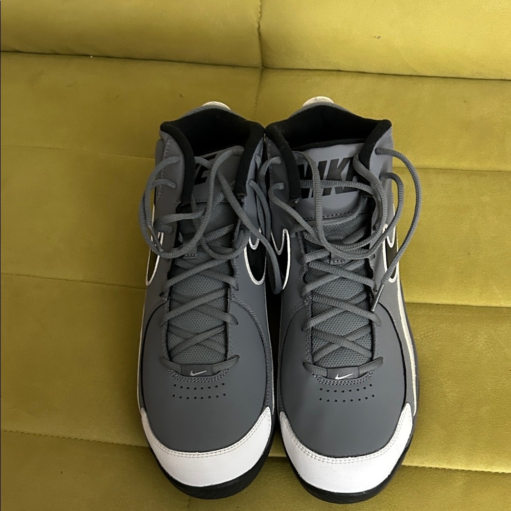 Nike Overplay VII NBK in Cool Gray and Black